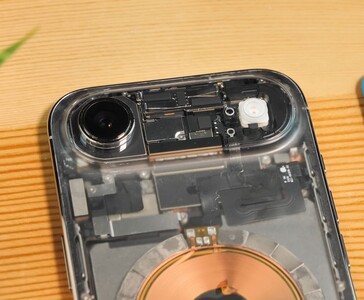Primer plano del iPhone Air transparente mostrando el módulo de la cámara expuesto, el flash y los componentes internos bajo el panel trasero transparente. (Fuente de la imagen: Phone Repair Guru vía YouTube)