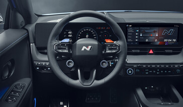 El volante del Ioniq 5 N incorpora un gran logotipo N, así como un botón N Grin Boost y levas de cambio. (Fuente de la imagen: Hyundai)
