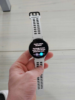 Un Galaxy Watch en la última beta de One UI 5 se prepara para cambiar de un smartphone a otro. (Fuente: 9to5Google)