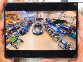 En su búsqueda de rastros de tiranio, el canal de YouTube JerryRigEverything desmonta el Samsung Galaxy Z Fold8.
