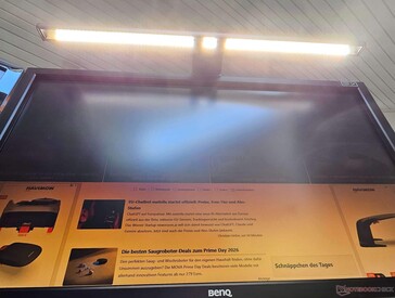 Visto desde abajo hacia arriba: la Screenbar se ilumina de manera uniforme.