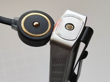 La linterna Olight ArkPro Stars & Stripes se puede recargar con la base de carga magnética incluida.
