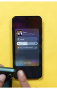 La interfaz para compartir audio de un teléfono OnePlus, en la que se muestran dos pares de auriculares inalámbricos conectados, disponibles para la reproducción simultánea de audio.
