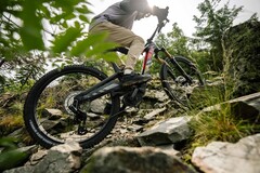 La Rotwild R.EX e-bike (en la imagen) luce un diseño de cuadro elevado que alberga una batería ligera IPU Gen4 de 864Wh y un motor Avinox de 105Nm de par motor. (Fuente de la imagen: Rotwild)