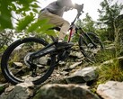 La Rotwild R.EX e-bike (en la imagen) luce un diseño de cuadro elevado que alberga una batería ligera IPU Gen4 de 864Wh y un motor Avinox de 105Nm de par motor. (Fuente de la imagen: Rotwild)