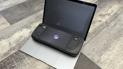 Kit de desarrollo de Steam Deck con el MacBook Air. (Fuente de la imagen: @AKoshelkov)
