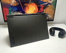 El Asus TUF Gaming A18 sacrifica la portabilidad a cambio de una pantalla gigantesca.