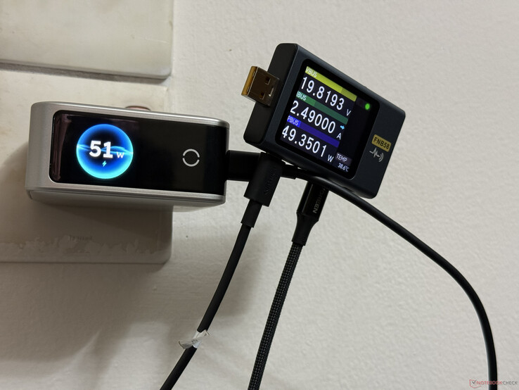 Comparación de los valores de lectura del Ugreen Nexode Pro de 160 W obtenidos con el medidor y el comprobador USB