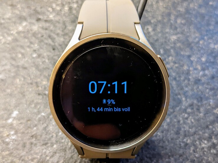 El Samsung Galaxy Watch5 Pro se carga de forma inalámbrica a través del estándar Qi