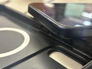 iPhone 17 Pro dañado dentro de una funda pelícano. (Fuente de la imagen: u/holden_downunder98)
