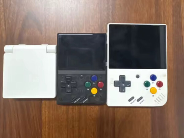 El Miyoo Mini Flip junto a un Mini V4 y un Mini Plus. (Fuente de la imagen: vía Miyoo Mini Stock Alerts)