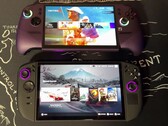 Las consolas portátiles para videojuegos MSI Claw 8 AI+ y Lenovo Legion Go 2, una al lado de la otra, durante una comparación de rendimiento.