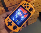 Una foto de una unidad de venta Powkiddy P36S en su acabado naranja.