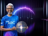 Raja Koduri, de Intel, mostrando la oblea de silicio de la GPU Arc Xe-HPG DG2 Alchemist. (Fuente de la imagen: Intel)