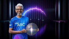 Raja Koduri, de Intel, mostrando la oblea de silicio de la GPU Arc Xe-HPG DG2 Alchemist. (Fuente de la imagen: Intel)