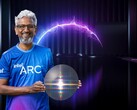 Raja Koduri, de Intel, mostrando la oblea de silicio de la GPU Arc Xe-HPG DG2 Alchemist. (Fuente de la imagen: Intel)