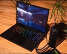 Portátil XMG Neo 15 conectado a una unidad de refrigeración por agua externa mientras se ejecuta el juego Control. (Fuente de la imagen: XMG/Reddit)