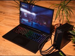 Portátil XMG Neo 15 conectado a una unidad de refrigeración por agua externa mientras se ejecuta el juego Control. (Fuente de la imagen: XMG/Reddit)