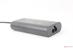 El adaptador universal de CA USB-C de 100 W es más compacto que la mayoría de los demás