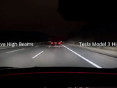 Prueba de luces largas adaptativas en el Tesla Model 3 (imagen: m.jr.88/YT)