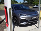 SUV BYD enchufado en una pila de Supercargadores (imagen: Ludicrous Feed/Twitter)