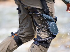 El exoesqueleto de rodilla Dnsys Z1 ayuda a los excursionistas a compensar la carga de las mochilas pesadas. (Fuente de la imagen: Dnsys)