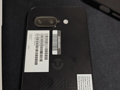 Una filtración de fotos del mundo real muestra la isla de la cámara con forma ovalada del Pixel 9a, que aún no ha salido a la venta (Fuente de la imagen: @feni_book en X)