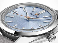 El logotipo de Grand Seiko y el segundero están acabados en oro rosa.