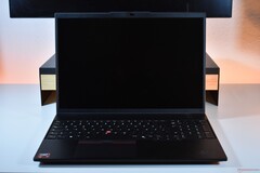El Lenovo ThinkPad L16 Gen 2 en su hábitat natural: un escritorio.