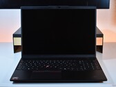 El Lenovo ThinkPad L16 Gen 2 en su hábitat natural: un escritorio.