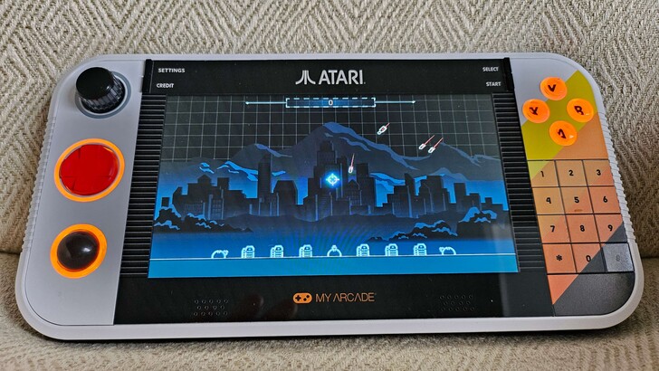 Missile Command también es jugable en la versión recargada con Trak-Ball (Fuente de la imagen: Marc Zander, Notebookcheck)