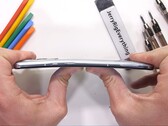 El OnePlus 9 Pro ha sobrevivido a la prueba de durabilidad de JerryRigEverything (Fuente de la imagen: JerryRigEverything)