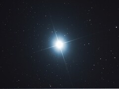 Una imagen que muestra la estrella Sirio en el espacio. (Fuente de la imagen: dom1706 - Pixabay)