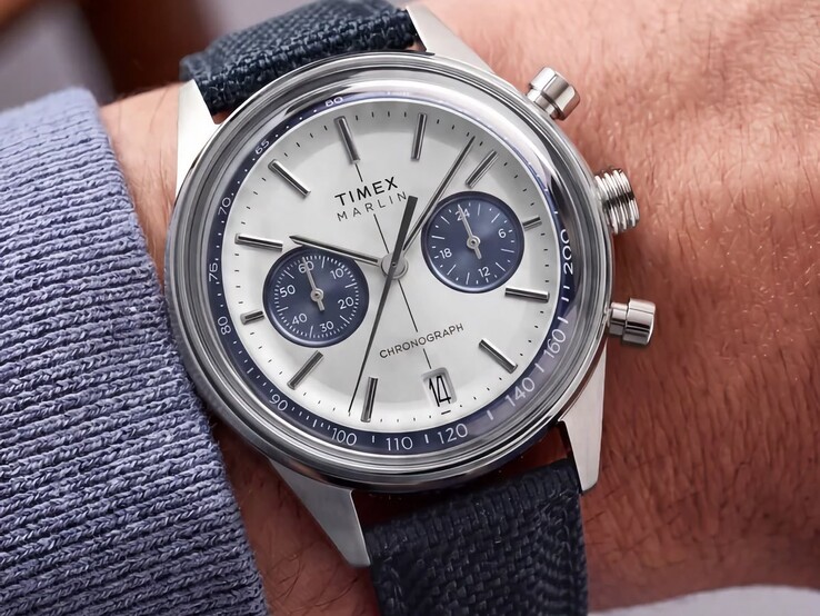 Primer plano del Timex Marlin Jet Chronograph TW2Y89900 en una muñeca.
