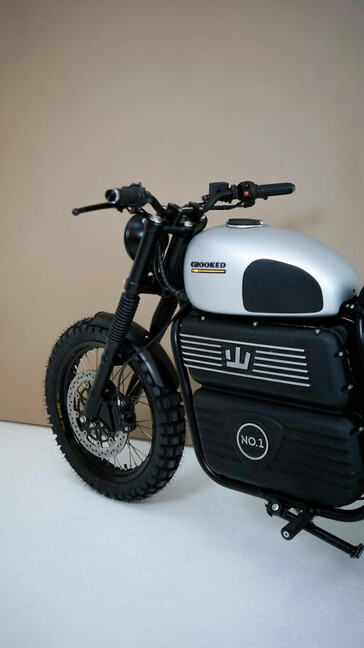 En la scrambler eléctrica personalizada E-Type también se ha suprimido el obligatorio espejo retrovisor, tan habitual en las scrambler. (Fuente de la imagen: RGNT Motorcycles)