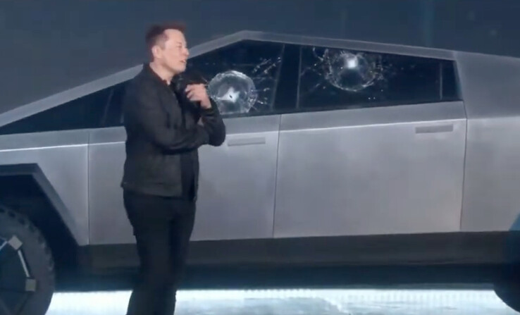 Elon Musk pareció sorprendido por los cristales "blindados" destrozados del Cybertruck (Imagen: Tesla)