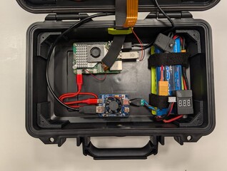 Raspberry Pi, batería y otros componentes que se encuentran dentro de la carcasa.