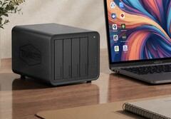 La imagen muestra el NAS Terramaster D8 Hybrid 2 junto a un ordenador portátil sobre un escritorio de madera.
