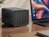 La imagen muestra el NAS Terramaster D8 Hybrid 2 junto a un ordenador portátil sobre un escritorio de madera. 