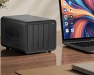 La imagen muestra el NAS Terramaster D8 Hybrid 2 junto a un ordenador portátil sobre un escritorio de madera.