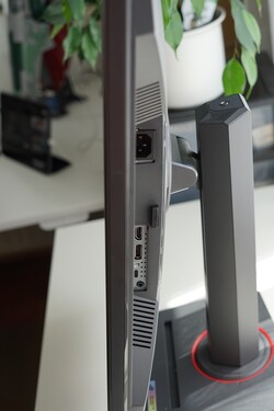 Conexiones - alimentación para la fuente de alimentación integrada, HDMI 2.1, DisplayPort 1.4, USB-C con DP 1.4 y PD 15W