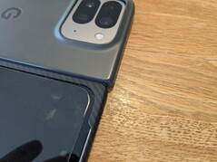 La funda de Google añade de 1 a 2 mm más de volumen en comparación con la funda de adamida