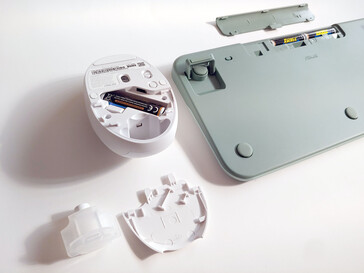 Compartimentos para pilas. (Fuente de la imagen: Notebookcheck)