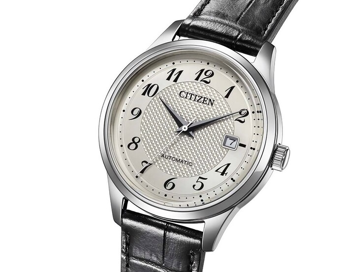 Vista frontal del reloj automático Citizen NJ0250-01B con esfera plateada, números arábigos negros, ventana de fecha y correa de piel negra.