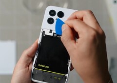 La batería del Fairphone 6 es especialmente fácil de sustituir. (Fuente de la imagen: iFixit)