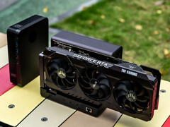 El MCIO de la eGPU GPD G2 estará limitado a velocidades PCIe 4.0 x8. Imagen que muestra la GPD G2 con una GPU y el mini PC GPD Box. 