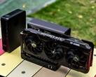 El MCIO de la eGPU GPD G2 estará limitado a velocidades PCIe 4.0 x8. Imagen que muestra la GPD G2 con una GPU y el mini PC GPD Box. 