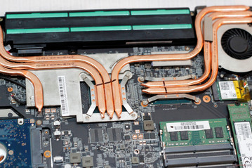 GPU (izquierda, bajo 3 tubos de calor) y CPU (derecha, bajo 2 tubos de calor)