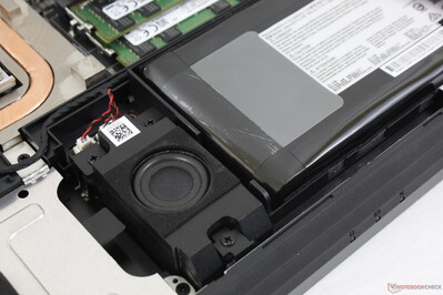 La configuración de Dynaudio 2.1 consiste en dos altavoces de 2 W y un subwoofer de 3 W cerca del frente La configuración de Dynaudio 2.1 consiste en dos altavoces de 2 W y un subwoofer de 3 W cerca del frente