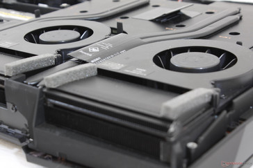 Los ventiladores gruesos aseguran frecuencias de sonido más bajas en comparación con los portátiles de juego súper delgados